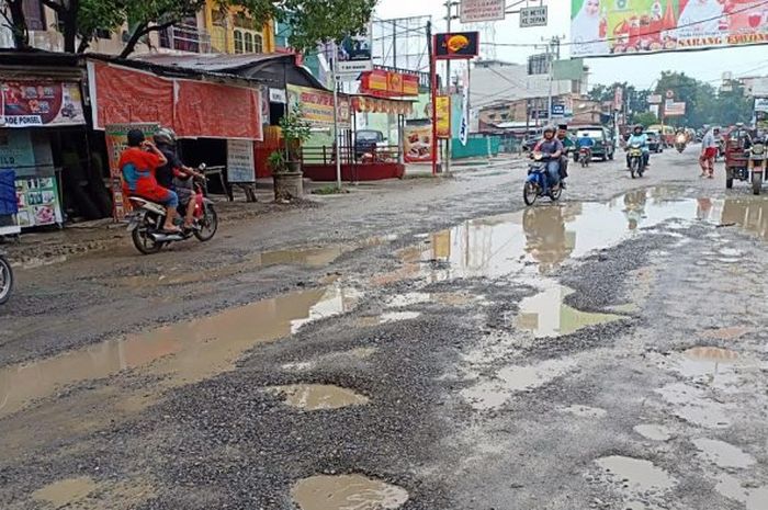Jalanan rusak berat di Kota Medan