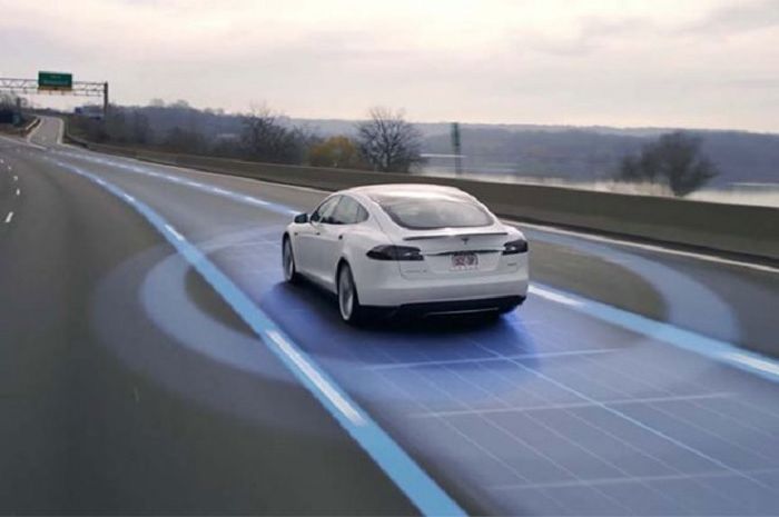 Ilustrasi Fitur Autopilot Tesla Model S