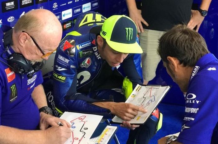 Valentino Rossi berdiskusi dengan Silvano Galbusera (kiri) dan Matteo Flamigni, ahli elektronik tim Yamaha