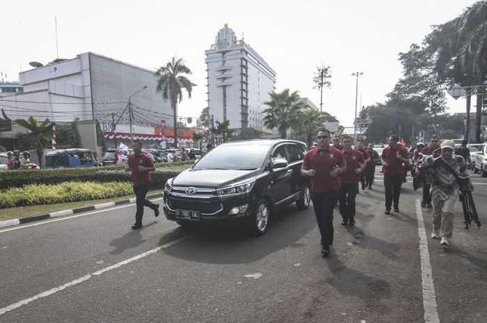 Paspampres menjaga mobil yang membawa Capres petahana Joko Widodo menuju Gedung Komisi Pemilihan Umum (KPU), Jakarta, Jumat (10/8)