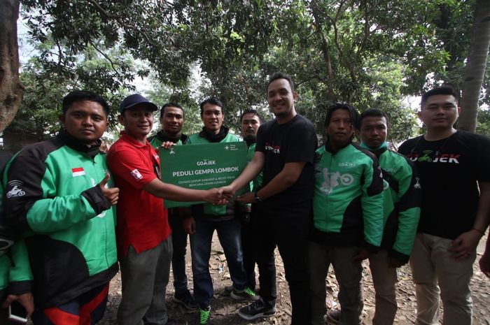 Pemberian bantuan dari Gojek kepada korban gempa di Lombok