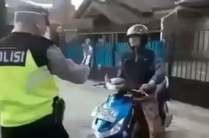 Pemotor ngamuk saat akan ditilang polisi karena melintas di trotoar.