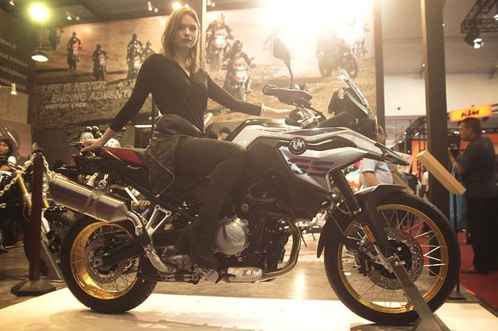 All New Toyota C-HR dipamerkan di arena Pekan Kebudaya Aceh (PKA) di Taman Ratu Safiatuddin Banda Ac