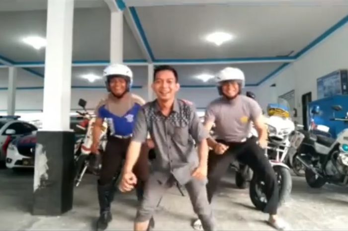 Polisi ikut challenge numpak rx-king