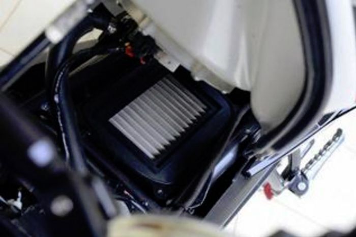 Filter udara stainless terpasang di motor