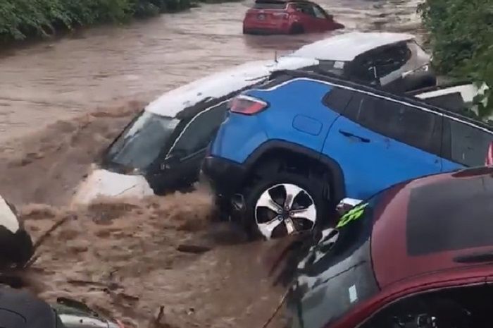 Mobil-mobil diler yang terbawa arus sungai karena banjir