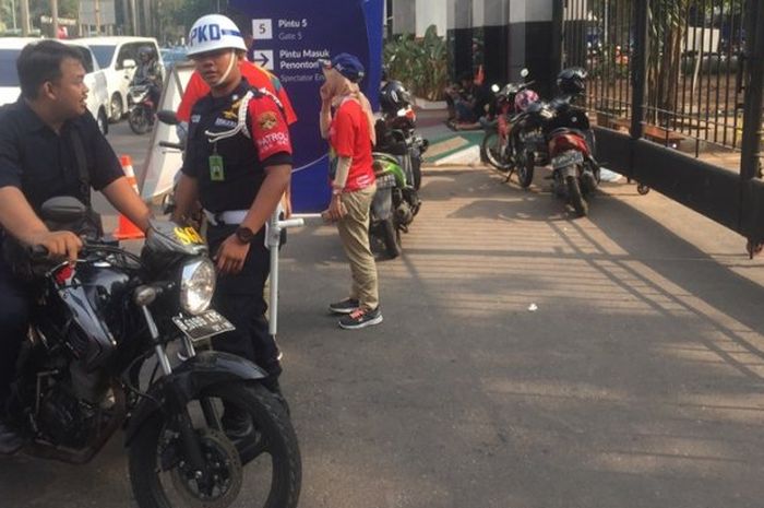 Salah seorang penjaga di gerbang lima area GBK, Senayan, Jakarta
