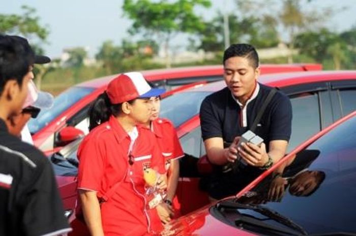 V-Kool lakukan pengecekan kaca film anggota komunitas