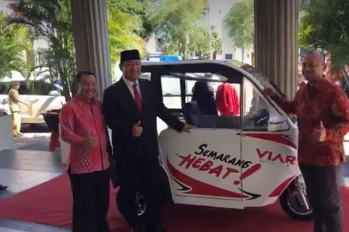 Wali Kota Semarang dengan prototype kendaraan listrik Viar
