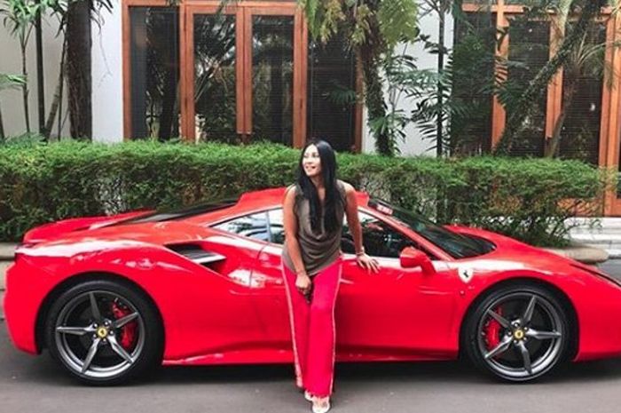 Anggun C Sasmi dengan Ferrari 488 GTB 