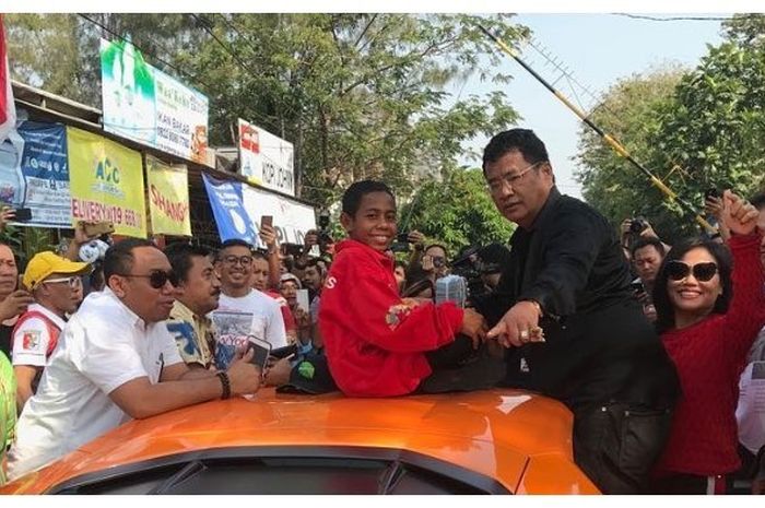 Hotman Paris dan Joni, bocah viral pemanjat tiang bendera