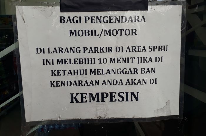 banner yang terpampang di dalam SPBU 34-11508, Jakarta Barat