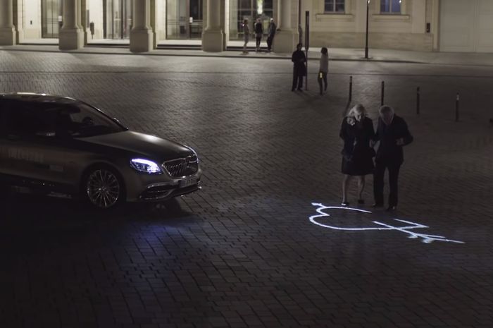 Salah satu contoh fitur canggih pada LED Mercedes-Benz