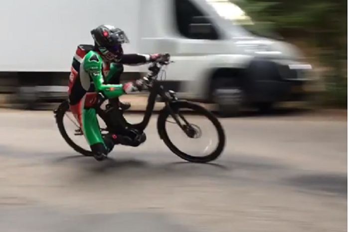 Scott Redding cornering pakai sepeda onthel