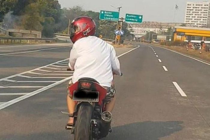 Kawasaki Ninja 250 masuk tol Soroja