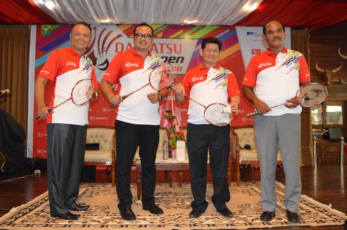 Manajemen Daihatsu, dan PBSI berfoto bersama sambil melakukan seremoni servis sebagai tanda pembukaan turnamen Daihatsu Astec Open 2018 di Padang