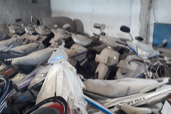 Puluhan motor tak bertuan penitipan motor Surya Gemilang bekasi