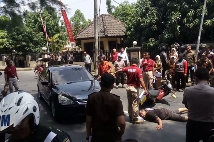 Rekonstruksi kasus Iwan Adranacus yang menabrak Eko Prasetio