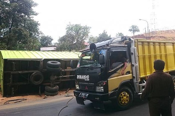 Sudah 10 truk nyungsep di tikungan ini di bulan Agustus