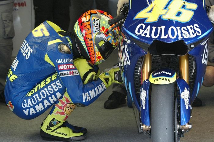 Valentino Rossi dengan YZR-M1-nya saat di tim Gauloises Fortuna Yamaha