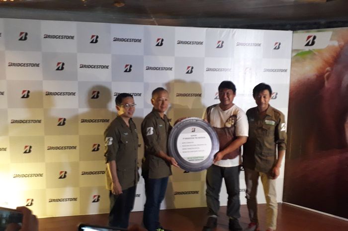 Bridgestone menyumbangkan ban Bridgestone untuk keperluan kendaraan operasional yayasan BOS 