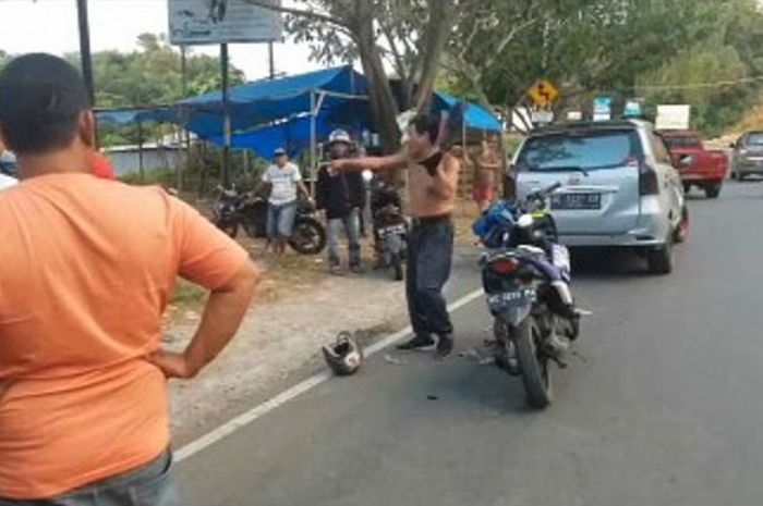 Pria mengancam telanjang di jalan saat diberi tilang