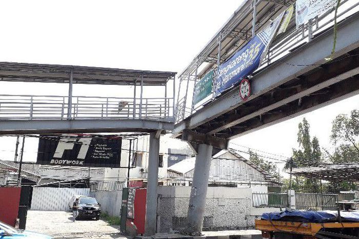 JPO Daan Mogot oleng setelah diseruduk kendaraan besar