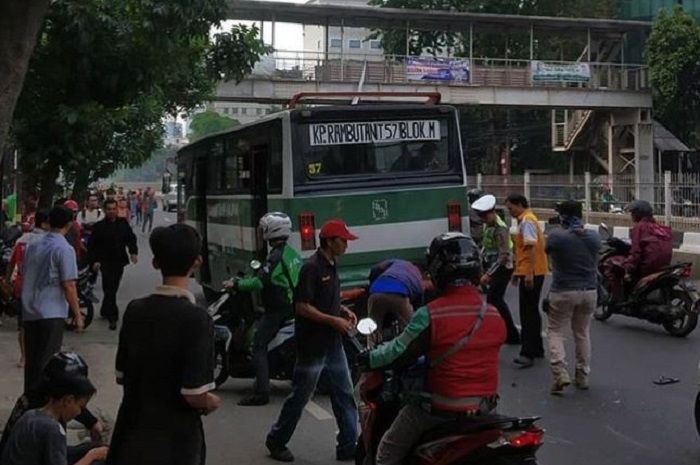 Pemotor nyaris terlindas bus Kopaja di Mampang Prapatan, Jaksel.