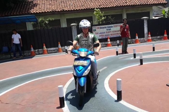Josif Siarhei (41) warga negara Belarusia saat latihan praktik kendaraan SIM di Polres Metro Bekasi 