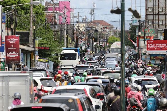 Kondisi lalu lintas padat merayap di Jalan Letkol Subadri, Yogyakarta, Selasa (4/9/2018)