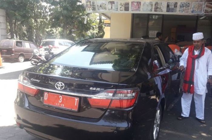 Achmad Gunawan saat menunjukan mobil dinasnya yang dibobol maling.