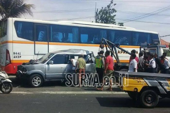 Kecelakaan di Depan Puskesmas Desa Seduri, Kecamatan Balongbendo, Sidoarjo, Senin (10/9/2018).