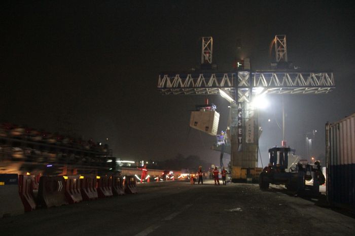 Pengerjaan konstruksi Jalan Tol layang Jakarta-Cikampek II