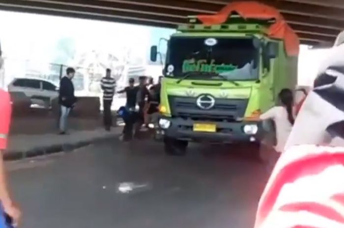 Truk yang dilempari batu oleh warga