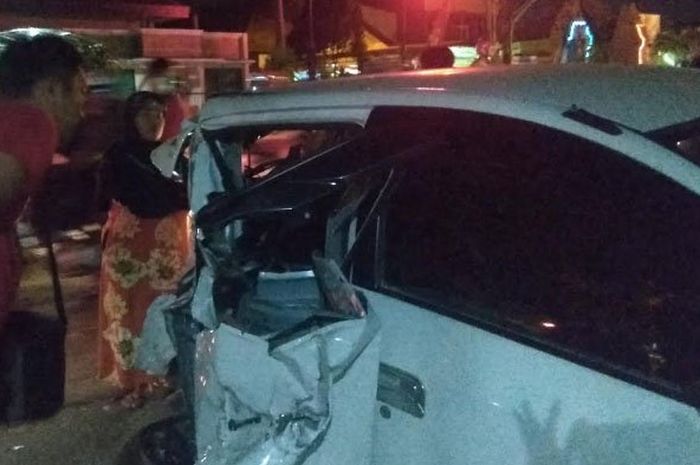Toyota Agya kondisi penyok setelah ditabrak truk menjadi tontonan warga.