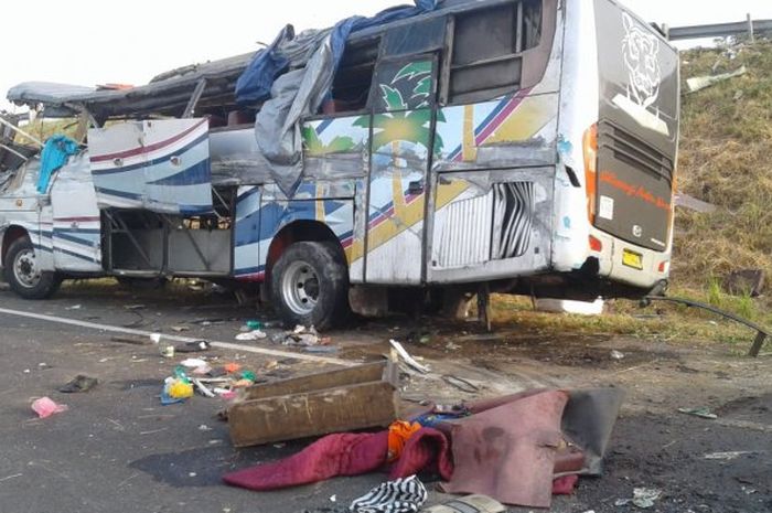 Kecelakaan bus di jalan tol Kanci- Pejagan
