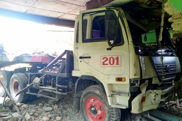 Sebuah truk trailer kehilangan kendali dan menghancurkan rumah di Kendal, Jawa Tengah