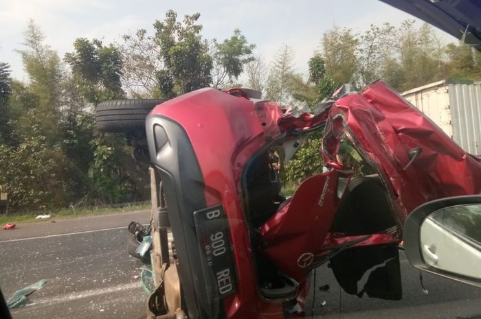 Mobil Mazda yang alami kecelakaan parah di di ruas Jalan Tol Jakarta- Tangerang Kilometer 21.200 A B