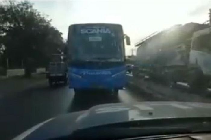 Bus melanggar jalur dipukul mundur polisi