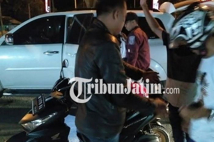 Polisi menggeledah tubuh dua remaja pengendara Honda Vario 150 misterius.