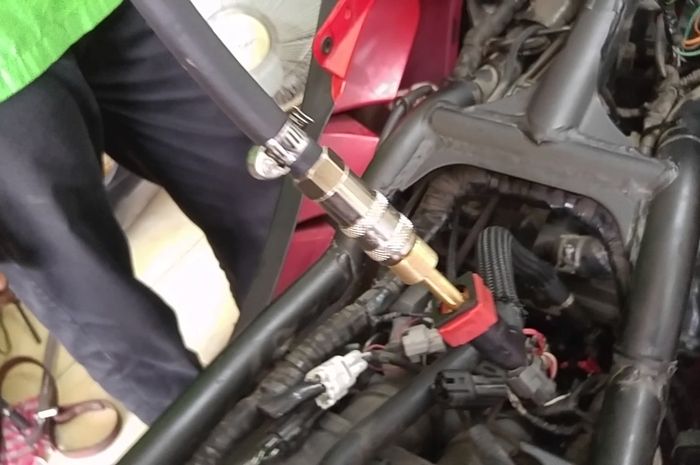 Proses pembersihan saluran injeksi di motor