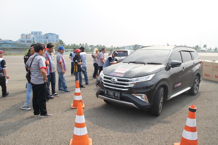 Para anggota komunitas atau akrab disapa Sahabat Club Daihatsu mengikuti praktek teknik teknik pengereman bersama Daihatsu