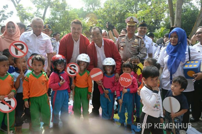 Menhub Kampanye Keselamatan Berkendara di Riau