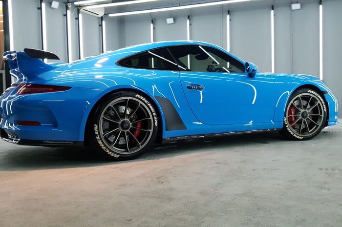 Ruang coating di salon mobil premium detail.8