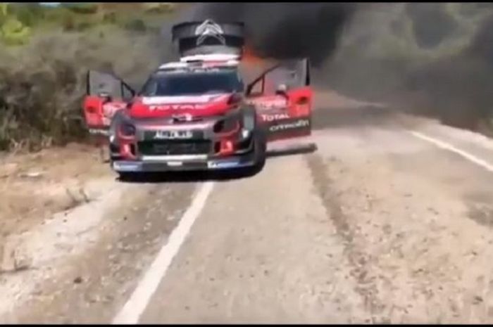 Mobil Citroen DS3 Craig Breen mengeluarkan asap di bagian belakang, lalu ada api dan membesar sampai