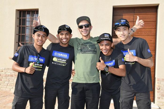 Pembalap Yamaha Racing Indonesia, Faerozi Thoreqotullah (15) bertemu Valentino Rossi