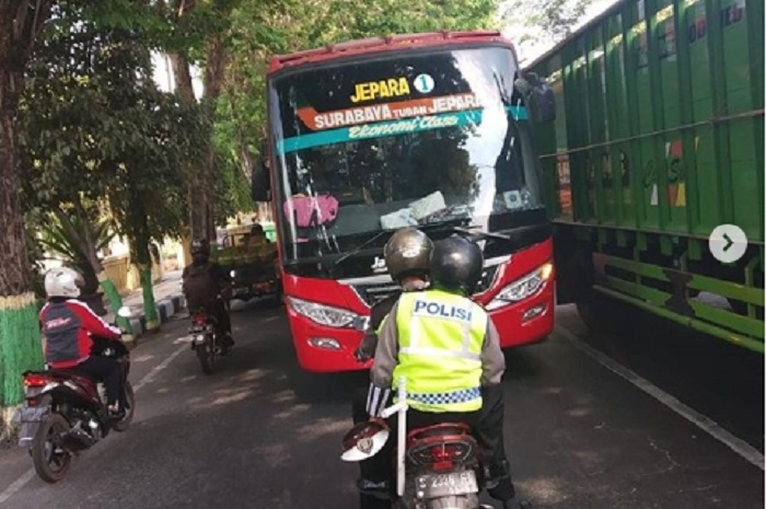 Bus ngeblong dibuat menyerah oleh polisi di Tuban
