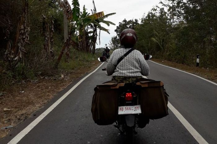 Salah satu pengendara sepeda motor di wilayah Yogyakarta yang menggunakan pelat sementara berwarna p