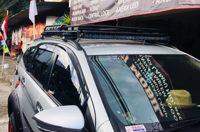 Pemasangan roof rack rack di atap mobil