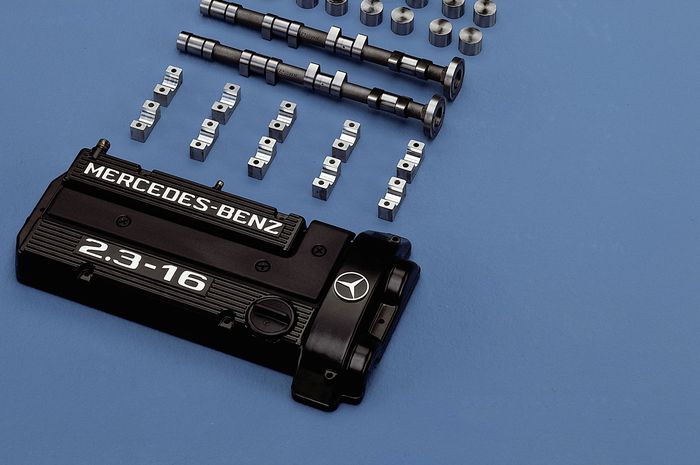 Kepala silinder atau cylinder head Mercedes-Benz